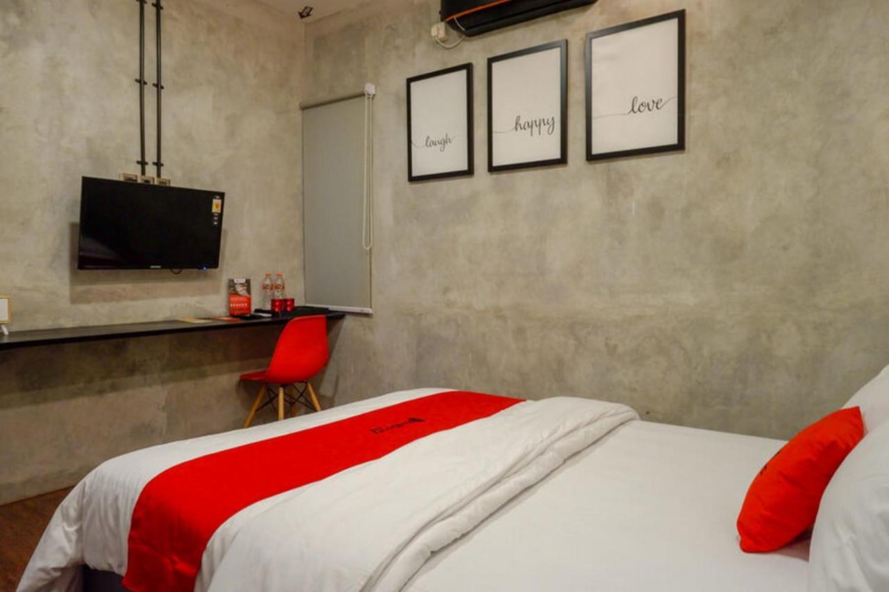 RedDoorz Plus near Kawasan Sam Poo Kong Semarang Luaran gambar